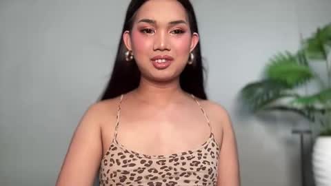 Snapshot of underrated_trans chatting on 05-22-26, 11:49 Lily online show from 05-22-26, 11:49