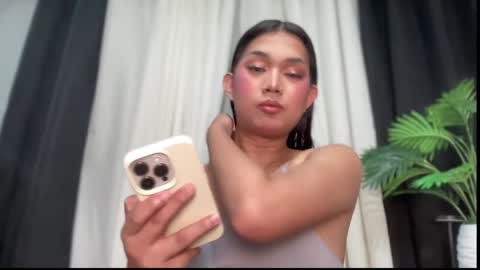 Snapshot of underrated_trans chatting on 05-25-26, 09:59 Lily online show from 05-25-26, 09:59