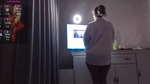 Snapshot of unfulfilledwife chatting on 04-29-26, 10:16 Eva online show from 04-29-26, 10:16
