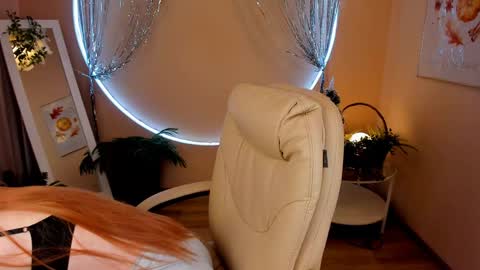 Snapshot of unicent chatting on 12-16-24, 08:37 Call me Mira thumbs up its make me happy online show from 12-16-24, 08:37