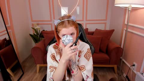 Snapshot of unicent chatting on 12-20-24, 01:43 Call me Mira thumbs up its make me happy online show from 12-20-24, 01:43