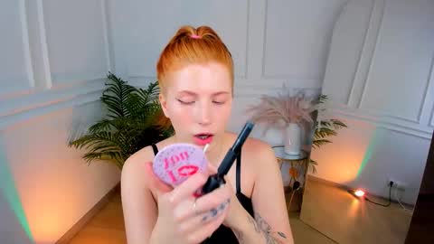 Snapshot of unicent chatting on 11-30-25, 08:46 Call me Mira thumbs up its make me happy online show from 11-30-25, 08:46