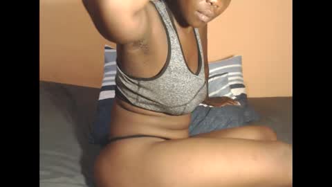 Snapshot of uniquebony chatting on 02-13-25, 12:35 UNIQUEBONY online show from 02-13-25, 12:35