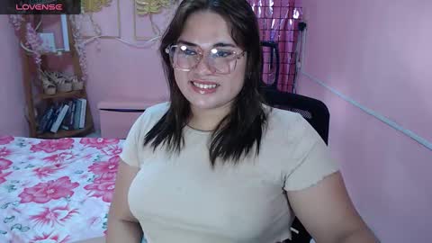 Snapshot of ur_baby_rebbecca chatting on 02-11-25, 02:14 SINGLE online show from 02-11-25, 02:14