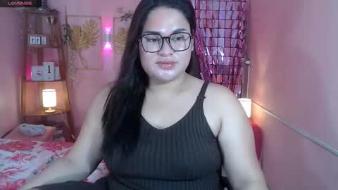 Snapshot of ur_baby_rebbecca chatting on 10-14-25, 01:28 SINGLE online show from 10-14-25, 01:28