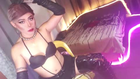 Snapshot of ur_dominatrix chatting on 12-05-25, 02:53 MISS ANNA online show from 12-05-25, 02:53