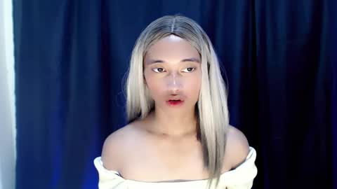 Snapshot of ur_sexyllie chatting on 11-19-25, 10:15 Ellie online show from 11-19-25, 10:15