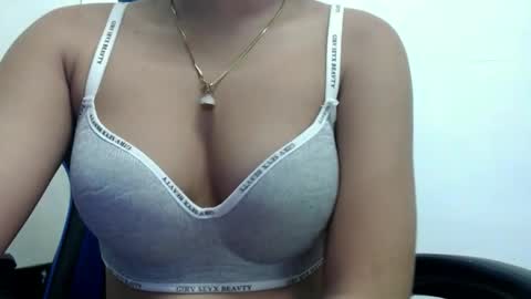 Snapshot of ur_small_girl chatting on 10-13-25, 06:13 ur_small_girl online show from 10-13-25, 06:13