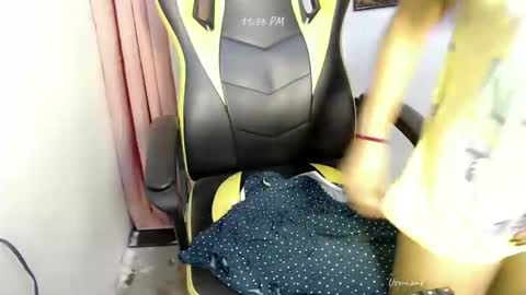 Snapshot of ur_small_girl chatting on 11-06-25, 03:35 ur_small_girl online show from 11-06-25, 03:35