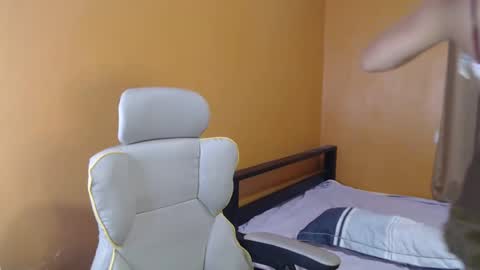 Snapshot of urasian_kat chatting on 12-15-25, 01:21 urasian_kat online show from 12-15-25, 01:21