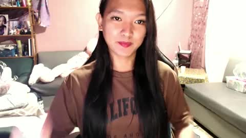 Snapshot of urasian_newra chatting on 02-14-25, 12:03 NEWRA ALLISON online show from 02-14-25, 12:03