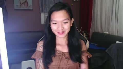 Snapshot of urasian_newra chatting on 10-18-25, 08:09 NEWRA ALLISON online show from 10-18-25, 08:09