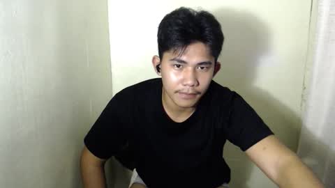 Snapshot of urcutie_asianboy chatting on 11-06-25, 10:21 KEN online show from 11-06-25, 10:21