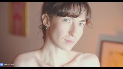 Snapshot of urfavflwers chatting on 01-14-25, 02:11 Aleksandra online show from 01-14-25, 02:11