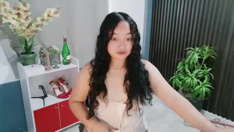 Snapshot of urfavouritecravings chatting on 12-19-25, 02:18 Scarlet online show from 12-19-25, 02:18