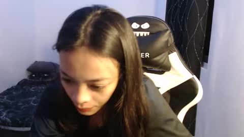 Snapshot of urlovely_yang03 chatting on 11-21-25, 05:00 juliana online show from 11-21-25, 05:00