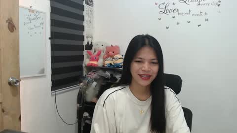 Snapshot of urpreciouspinayxxx chatting on 01-07-25, 01:28 hi im kim online show from 01-07-25, 01:28