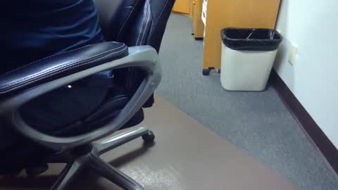 Snapshot of useemie chatting on 10-28-25, 10:45 useemie online show from 10-28-25, 10:45