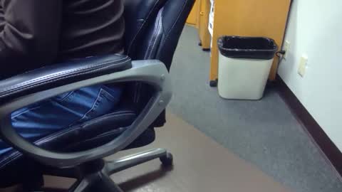 Snapshot of useemie chatting on 11-20-25, 12:00 useemie online show from 11-20-25, 12:00