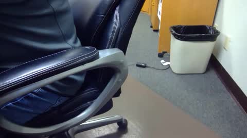 Snapshot of useemie chatting on 11-25-25, 08:20 useemie online show from 11-25-25, 08:20