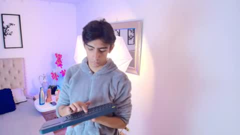 Snapshot of uyukie chatting on 10-07-25, 12:02 UYUKIE online show from 10-07-25, 12:02