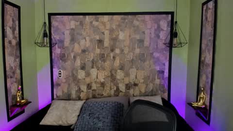 Snapshot of uyukie chatting on 10-18-25, 11:33 UYUKIE online show from 10-18-25, 11:33