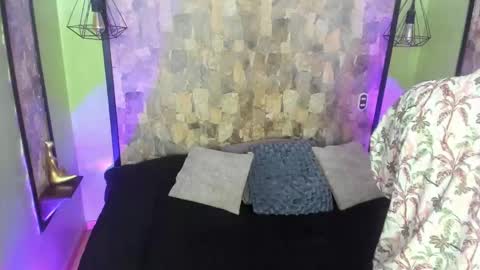 Snapshot of uyukie chatting on 10-23-25, 11:31 UYUKIE online show from 10-23-25, 11:31