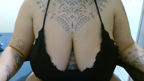 Snapshot of vaholiver chatting on 12-20-24, 02:41 Vah Oliver online show from 12-20-24, 02:41