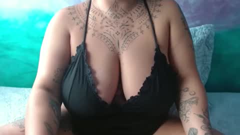 Snapshot of vaholiver chatting on 01-16-25, 12:20 Vah Oliver online show from 01-16-25, 12:20