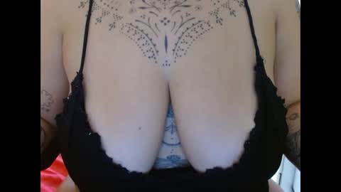 Snapshot of vaholiver chatting on 02-17-25, 06:37 Vah Oliver online show from 02-17-25, 06:37