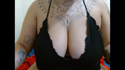 Snapshot of vaholiver chatting on 03-02-25, 01:04 Vah Oliver online show from 03-02-25, 01:04