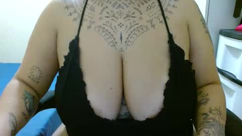 Snapshot of vaholiver chatting on 03-05-25, 01:10 Vah Oliver online show from 03-05-25, 01:10