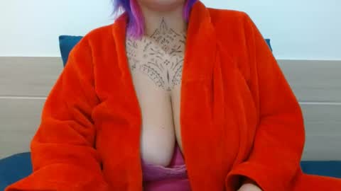 Snapshot of vaholiver chatting on 10-15-25, 03:01 Vah Oliver online show from 10-15-25, 03:01