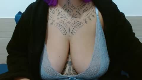 Snapshot of vaholiver chatting on 10-19-25, 10:21 Vah Oliver online show from 10-19-25, 10:21