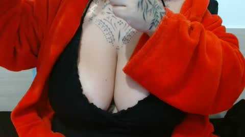 Snapshot of vaholiver chatting on 10-31-25, 11:22 Vah Oliver online show from 10-31-25, 11:22