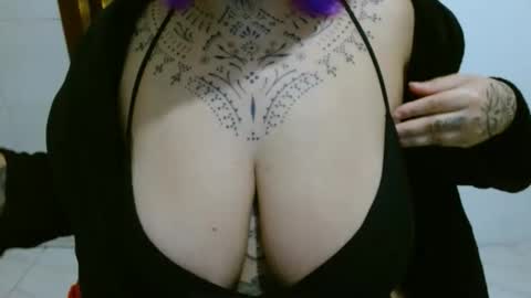 Snapshot of vaholiver chatting on 11-05-25, 03:17 Vah Oliver online show from 11-05-25, 03:17