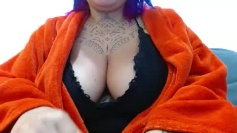 Snapshot of vaholiver chatting on 11-30-25, 03:16 Vah Oliver online show from 11-30-25, 03:16