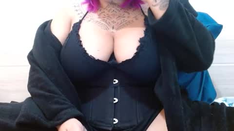 Snapshot of vaholiver chatting on 12-02-25, 12:43 Vah Oliver online show from 12-02-25, 12:43