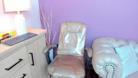 Snapshot of vailoetharris chatting on 06-22-26, 11:51 Vaiolet Harris online show from 06-22-26, 11:51