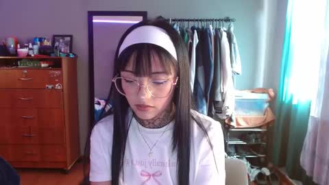 Snapshot of val_azuna chatting on 12-19-25, 06:59 valentina online show from 12-19-25, 06:59