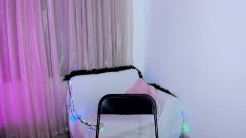 Snapshot of vale_kross chatting on 12-17-25, 06:14 HI IM NEW online show from 12-17-25, 06:14