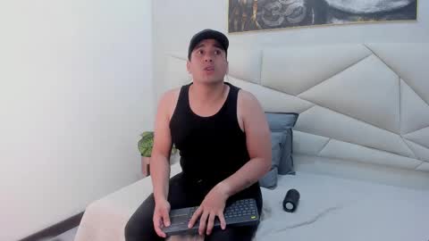 Snapshot of vale_n_matt chatting on 10-16-25, 08:26 Samantha y Matt online show from 10-16-25, 08:26