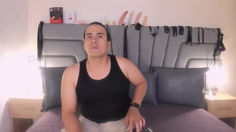 Snapshot of vale_n_matt chatting on 11-19-25, 03:39 Samantha y Matt online show from 11-19-25, 03:39