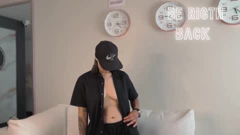 Snapshot of valen_rouse_ chatting on 12-03-25, 12:25 Liam smith online show from 12-03-25, 12:25