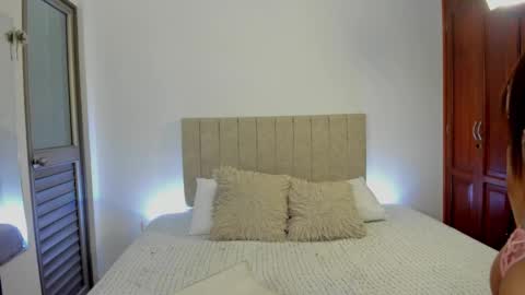 Snapshot of valen_sweet01 chatting on 10-28-25, 02:20 valentina online show from 10-28-25, 02:20