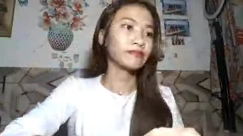 Snapshot of valenciasumney chatting on 06-07-26, 04:22 Camille online show from 06-07-26, 04:22