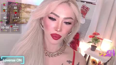 Snapshot of valentina_goddess_tsxxx chatting on 12-17-25, 12:27 Amanda online show from 12-17-25, 12:27