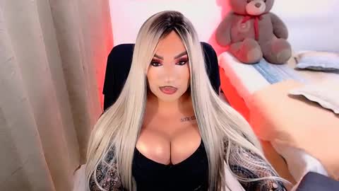 Snapshot of valentinaxqueen chatting on 02-19-25, 02:01 online show from 02-19-25, 02:01