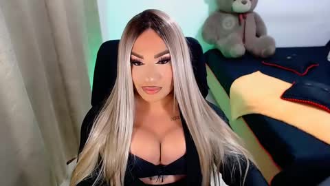 Snapshot of valentinaxqueen chatting on 03-01-25, 02:04 online show from 03-01-25, 02:04