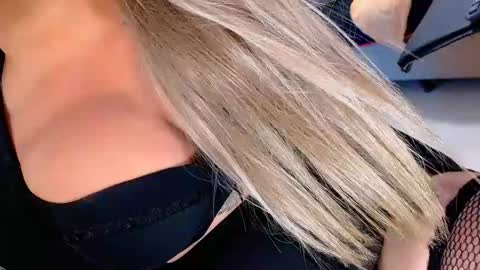 Snapshot of valentinaxqueen chatting on 03-01-25, 05:42 online show from 03-01-25, 05:42